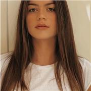 Studentessa universitaria di ingegneria con certificazione C1 in lingua inglese