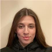 Me defino como una estudiante universitaria comprometida, actualmente cursando un doble grado en Derecho y Relaciones Laborales. Quiero ofrecer clases de inglés y historia, y estoy motivada para enseñar y adquirir experiencia. Estoy entusiasmada por compa