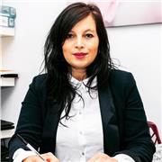 Professeur donne cours de français langue étrangère en visio