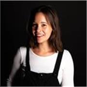 Soy periodista, experta en gramática y redacción, adaptada a grupos de español con nivel intermedio alto.