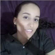 trabaja como niñera ayudando con las tareas escolares