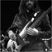 Clases presenciales y online de bajo eléctrico. Especializado en rock y metal, slap, tapping, fingerstyle, púa y thumping