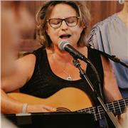 Artiste enseignante en chant et guitare. 25 ans d’expérience