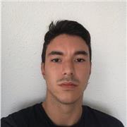 Graduado en periodismo y con conocimiento de lengua e historia