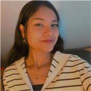 Motivierter Englischlehrer, der Schülern hilft, leicht zu lernen und Spaß an der Sprache zu haben