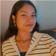 Motivierter Englischlehrer, der Schülern hilft, leicht zu lernen und Spaß an der Sprache zu haben