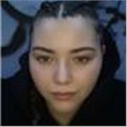 Maestra de boxeo con equipación adecuada tanto para presencia como en online explicando paso a paso cada detalle