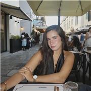 Estudiante de derecho, estudié ciencias sociales en bachillerato.