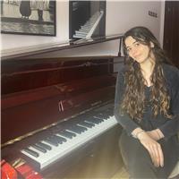 Soy Violeta, estudiante de piano del conservatorio superior de Granada. Doy clases de piano a cualquier nivel y edad. No dudes en contactarme