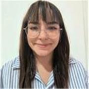 Profesora de primaria simpática y sociable,especializada en música.