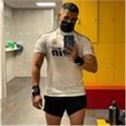 Personal Trainer imparte clases de entrenamiento funcional o sesiones de entrenamiento en gimnasio