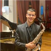 Profesor de saxofón, lenguaje musical e iniciación musical imparte clases para todos los niveles y edades! Anímate!