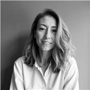 Former in-house legal counsel with 10+ years across international business, now offering tailored online tutoring in law, business