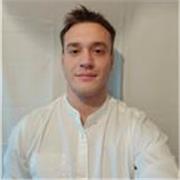 Tutor giovane, portata di mano solare e competente.