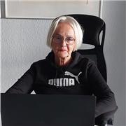 Sprachafine Tutorin unterrichtet Deutsch und Französisch für Teens und Erwchsene