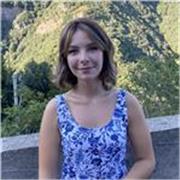 Laureata in biologia impartisce lezioni di biologia, matematica di base ( fino al terzo superiore) e chimica