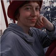 Studentessa impartisce lezioni per ragazzi delle medie