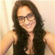 Profesora universitaria da clases de química y biologia