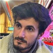 Profesor graduado en arqueología en la facultad de Geografía e historia 