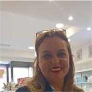 Insegnante di economia aziendale impartisce lezioni a studenti di istituti tecnici