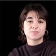 Profesora de guitarra, teatro, inglés y artes escénicas.