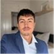 Soy una persona con un nivel de inglés C1+ certificado y un uso constante del idioma profesional y cotidiano