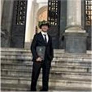 Insegnante di storia e filosofia, laureato alla Federico II di Napoli.