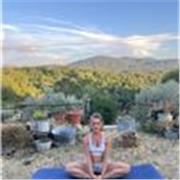 Profesora titulada con tres años de experiencia en Yoga