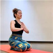 Profesora de yoga y meditación apta para jóvenes mayores de 12 años y adultos