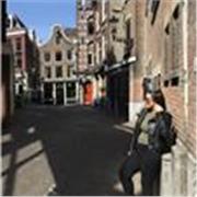 Ciao! Sono Giulia, ho studiato lingue alle superiori e successivamente ho vissuto e lavorato per 8 anni ad Amsterdam, utilizzando l’inglese ogni giorno sia nella vita quotidiana che in ambito professionale