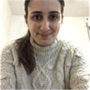 Madrelingua spagnola aiuta per compiti e studio attivo della lingua