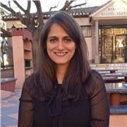 Profesora de inglés de distintos niveles imparte clases para edades de 7 a adultos