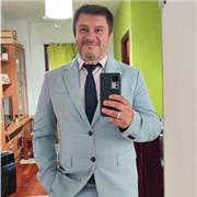 Puedo enseñar Español que es mi lengua materna, conocimientos de portugués e inglés A2