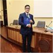 Neolaureato in giurisprudenza dal brillante curriculum accademico eroga lezioni di diritto.