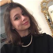 Étudiante qui donne des cours pour apprivoiser les sciences