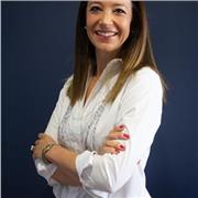 Docente di disegno tecnico e storia dell'arte impartisce lezioni per studenti del liceo e di istituti tecnici