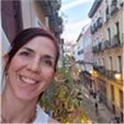 Como una persona paciente, comunicativa y organizada, con facilidad para explicar conceptos de forma clara.