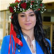 Dottoressa in Farmacia impartisce lezioni di biologia per studenti di liceo e istituti tecnici