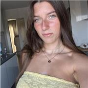 Soy estudiante de 19 años, de nacionalidad belga y el francés es mi idioma nativo y me dedico a dar clases de francés