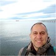 Profesor y asesor de apicultura, 25 años de experiencia.