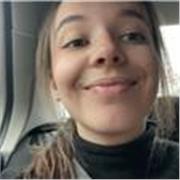 Hola! Soy Julia, graduada en Biomedicina. Soy una persona con vocación para dar clases, capaz de enseñar ciencias y letras.