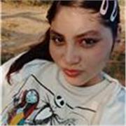 Profe en formación que brinda clases virtuales a niños, ofreciendo acompañamiento académico y apoyo en el desarrollo de sus debere