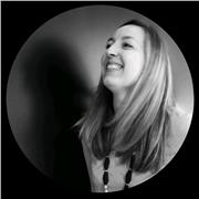 Hola, me encanta esta oportunidad para complementar con mi profesión de diseñadora gráfica y artista plástica. Hace unos años impartí masterclass de diseño de packaging en TCOE de Barcelona y fue una experiencia muy gratificante que estoy deseando repetir