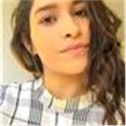 Maestra de español imparte clases de la lengua a niños