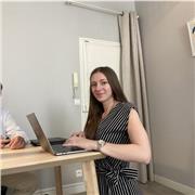 Étudiante qui donne des cours en ligne niveau primaire