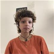 Giovane ragazza appena uscita dal liceo con ampia competenza in lingua inglese (livello C1-C2) e in storia dell’arte
