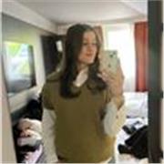 Jeune étudiante qui propose de l’aide à des élèves en difficulté