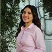 Profesora de matemáticas imparte clases a alumnos de primaria