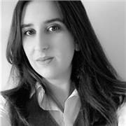 Étudiante en master d'éducation donne des cours de la primaire au lycée.