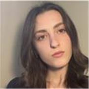 Studentessa del primo anno di medicina impartisce lezioni di matematica a studenti di elementari/medie